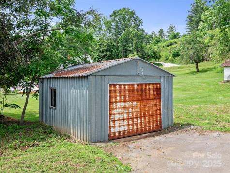 418 N Mitchell Avenue Bakersville NC 28705