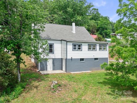 418 N Mitchell Avenue Bakersville NC 28705