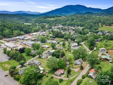 418 N Mitchell Avenue Bakersville NC 28705