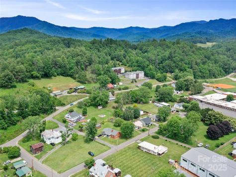 418 N Mitchell Avenue Bakersville NC 28705