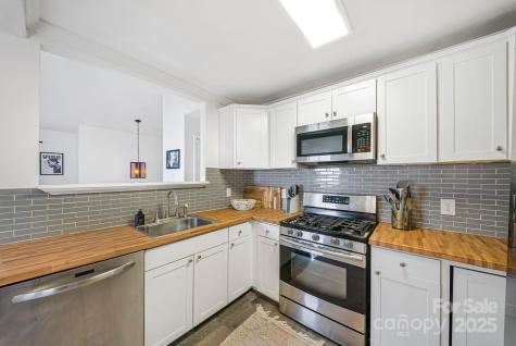 16 Woodfield Road Arden NC 28704