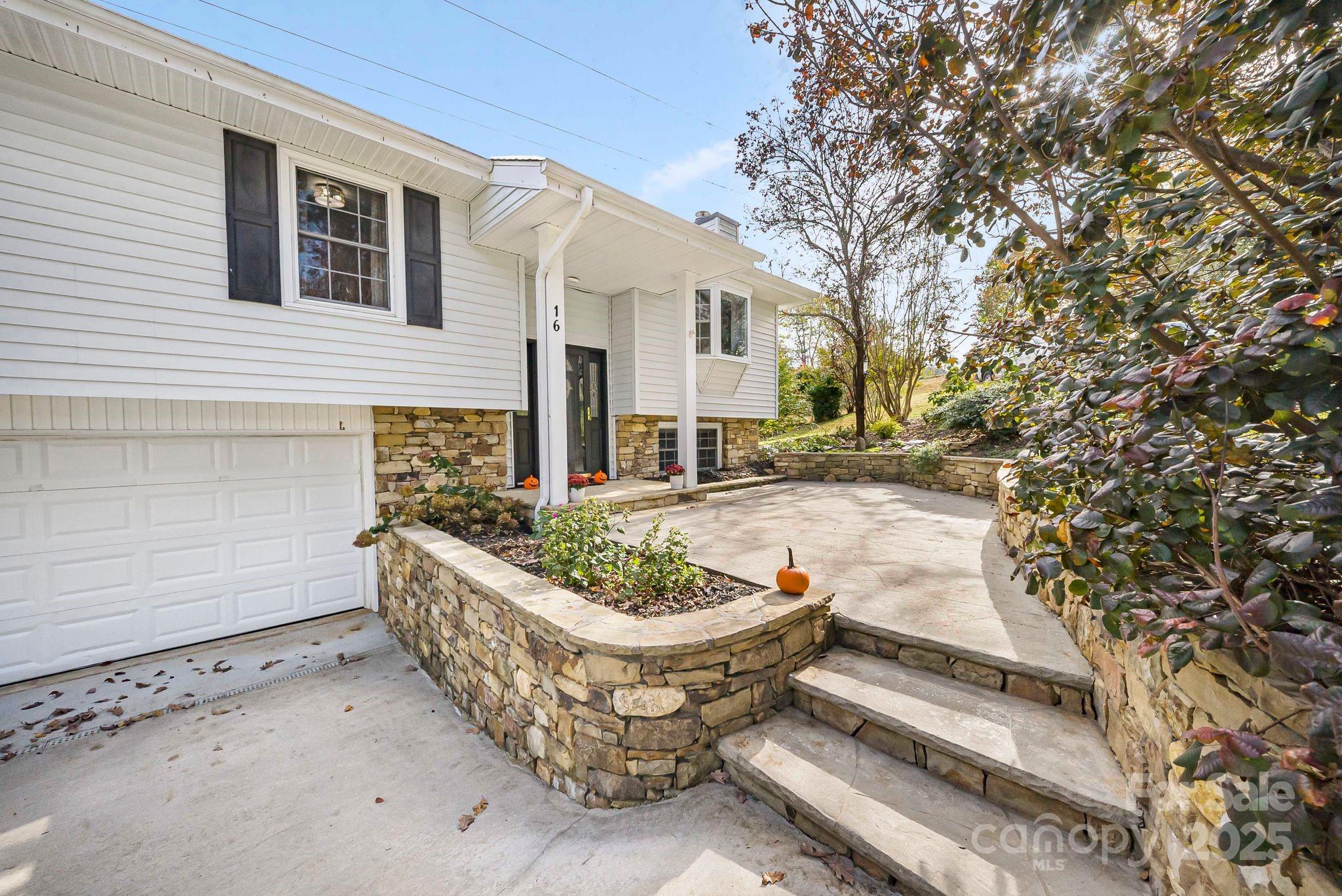 16 Woodfield Road Arden NC 28704