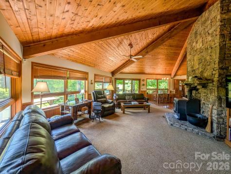 572 Pleasant Valley Road Burnsville NC 28714