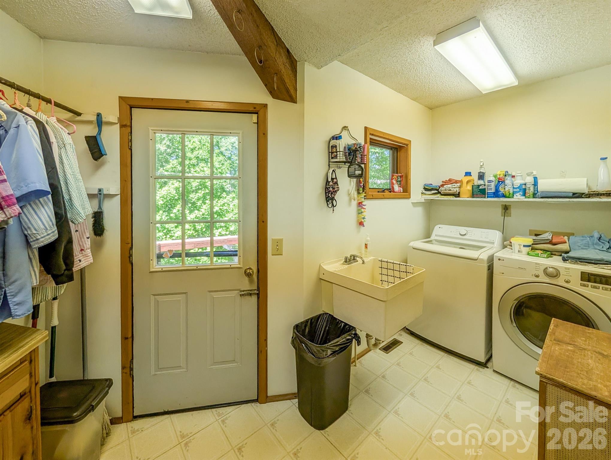 572 Pleasant Valley Road Burnsville NC 28714