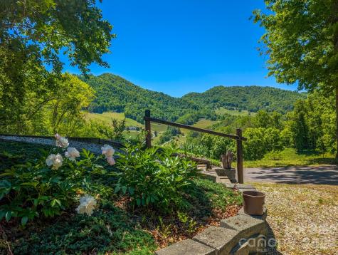 572 Pleasant Valley Road Burnsville NC 28714