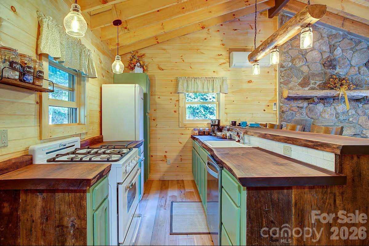 635/634 Little Horse Creek Newland NC 28657