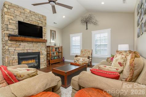 138 Olde Oak Way Hendersonville NC 28792