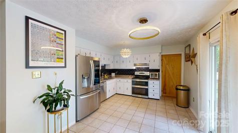 22 King Arthur Place Asheville NC 28806