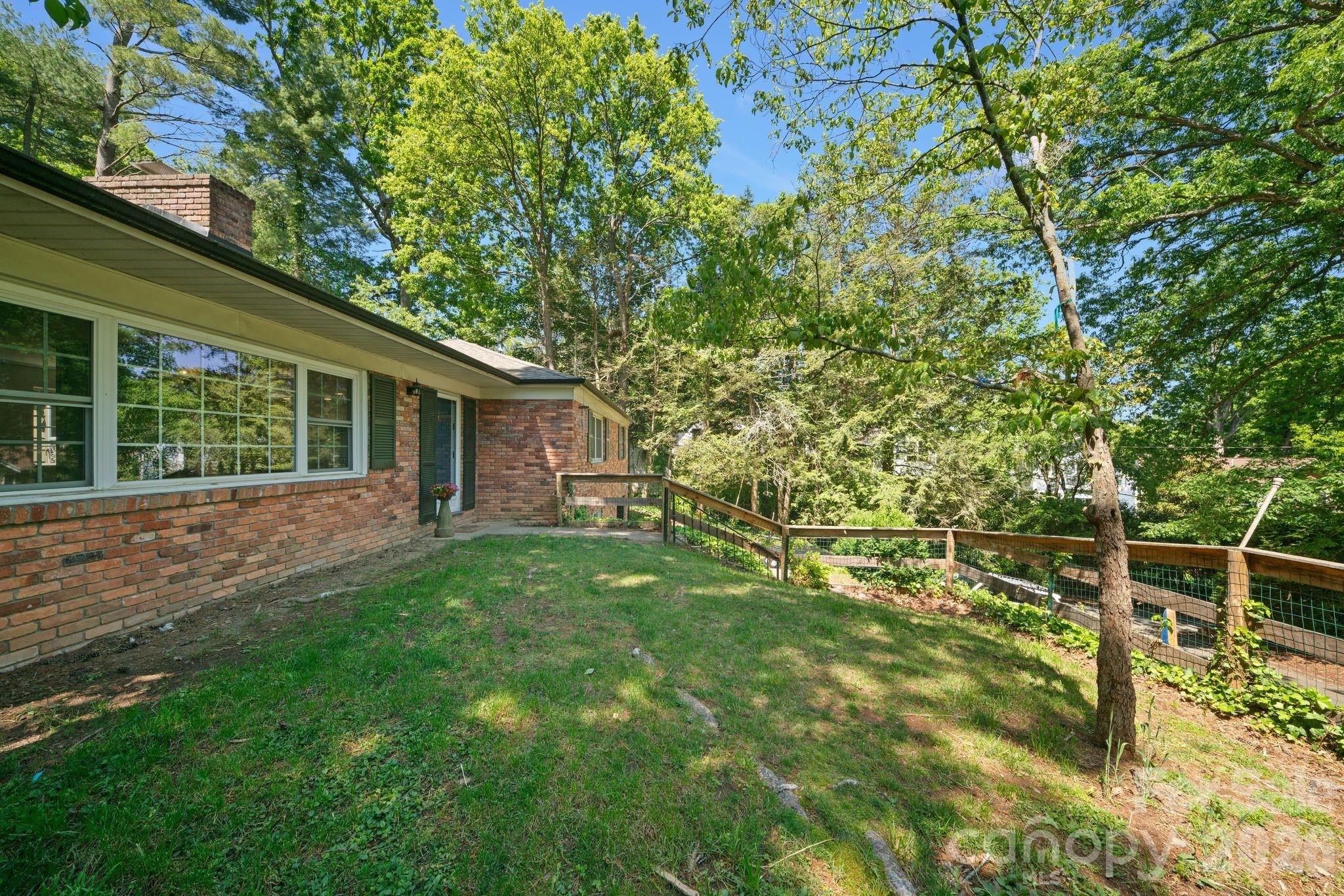 24 Warwick Place Asheville NC 28804