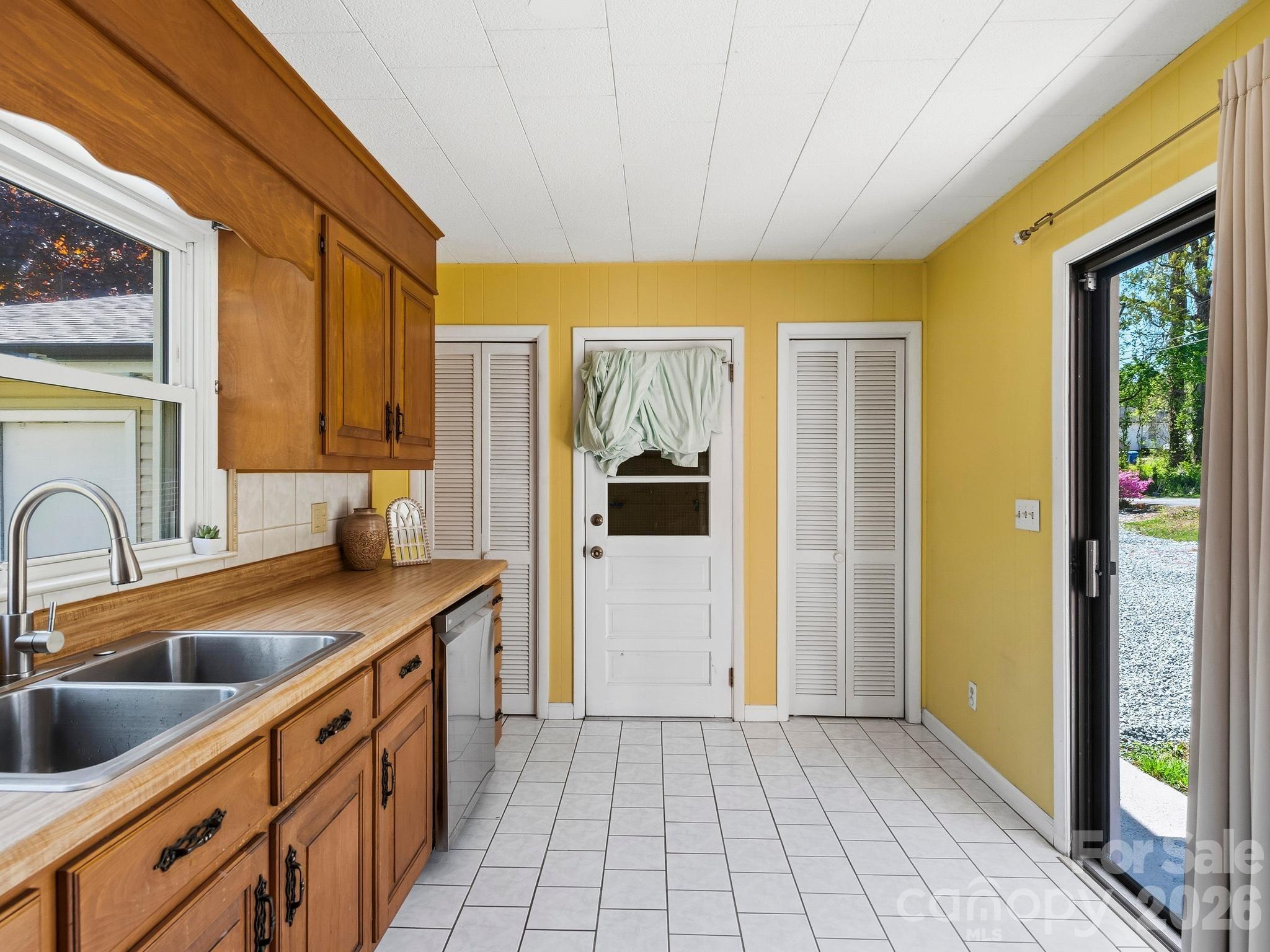 318 Resort Street Hendersonville NC 28792