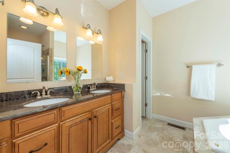 75 Noble Road Fairview NC 28730