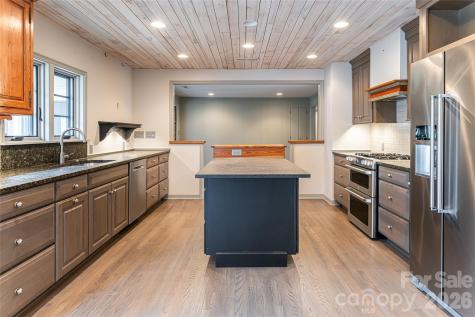 21 Pine Tree Circle Asheville NC 28804