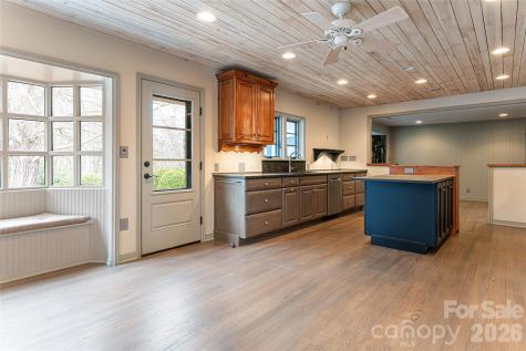 21 Pine Tree Circle Asheville NC 28804