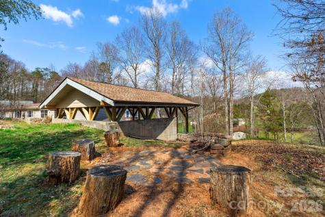 18 Henry White Lane Leicester NC 28748