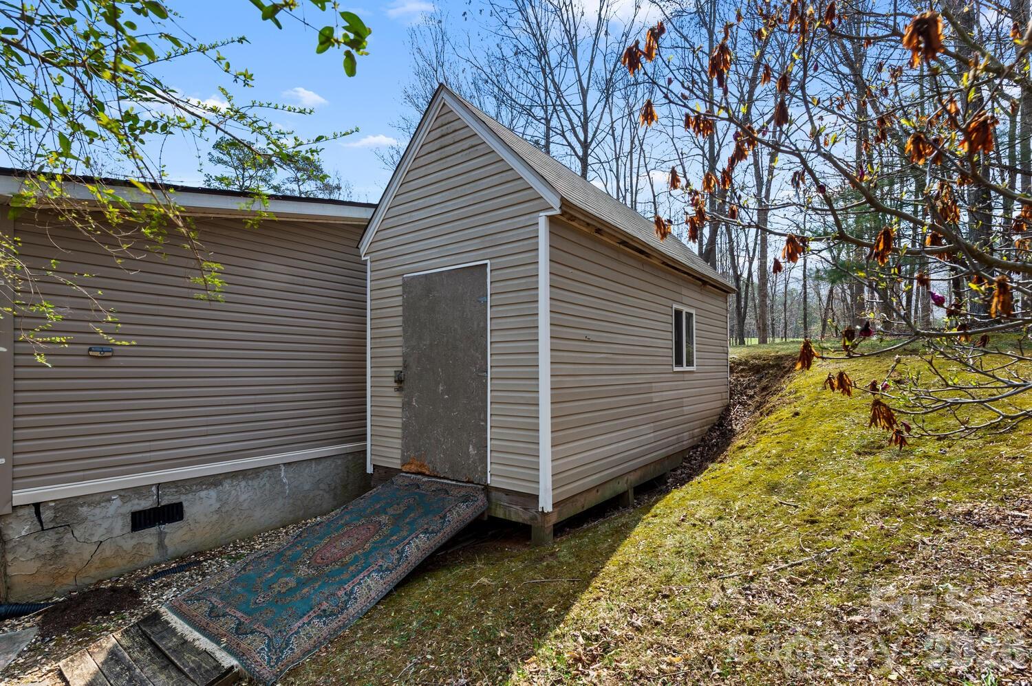 18 Henry White Lane Leicester NC 28748