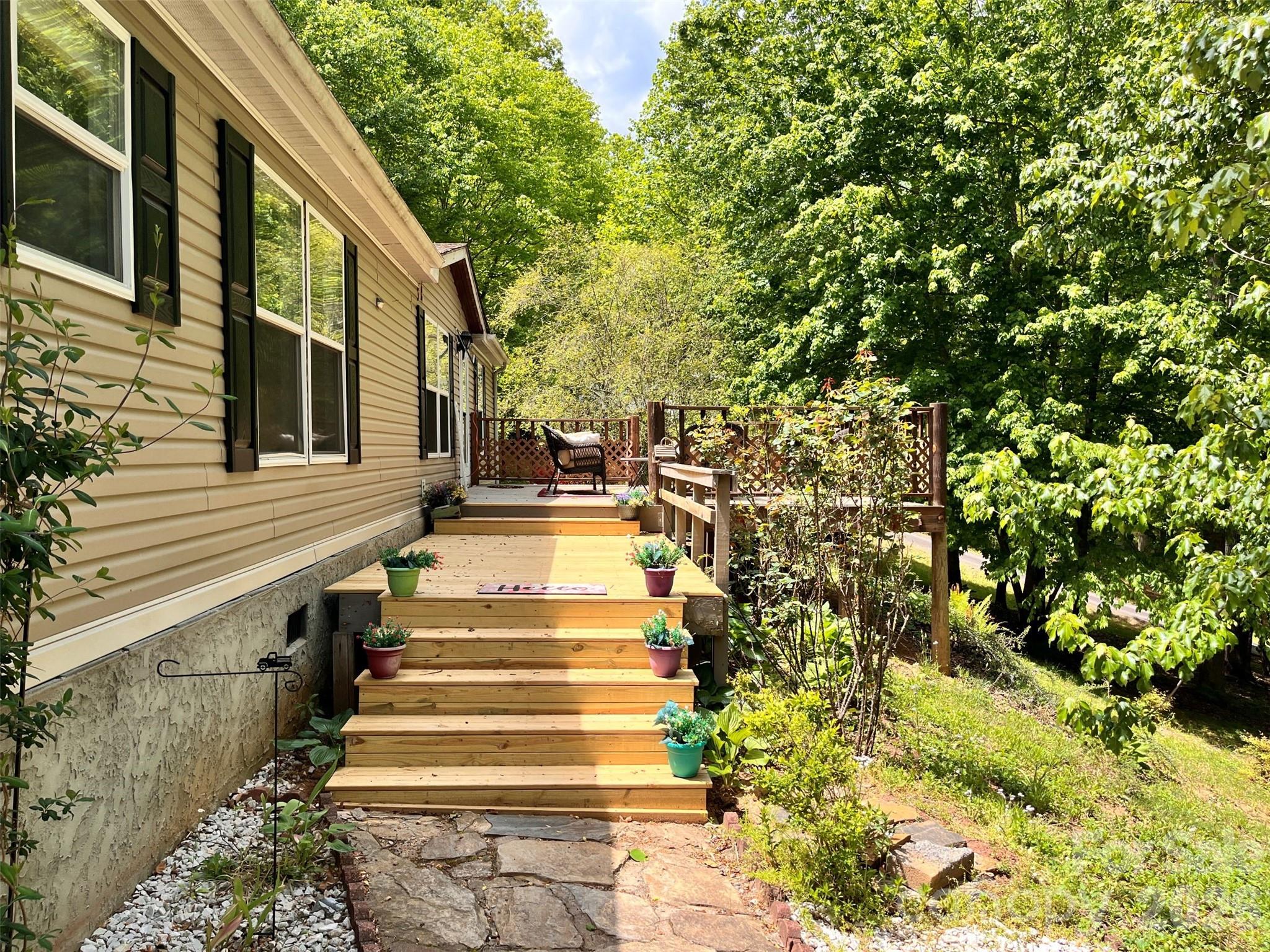 18 Henry White Lane Leicester NC 28748