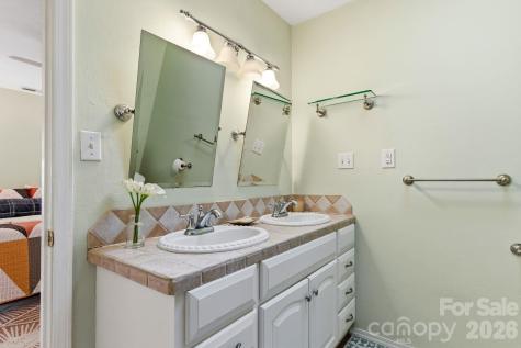 72 Lacey Lane Hendersonville NC 28739