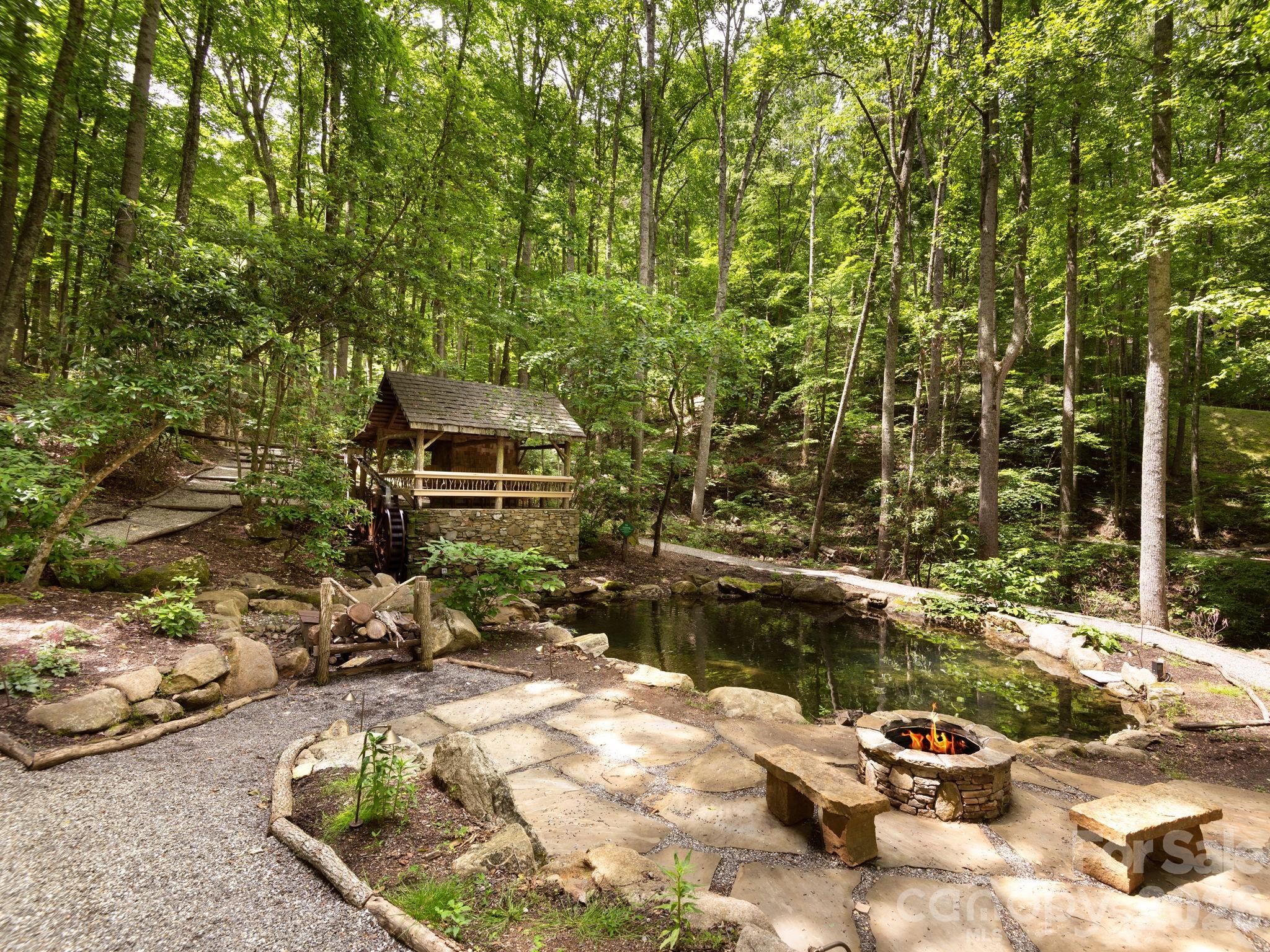 37 Grinnin Sun Road Burnsville NC 28714