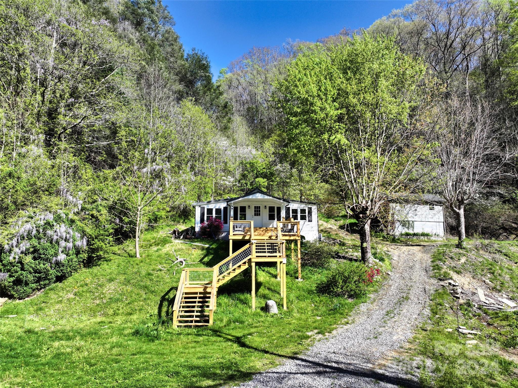 2180 Pigeon Roost Road Green Mountain NC 28740