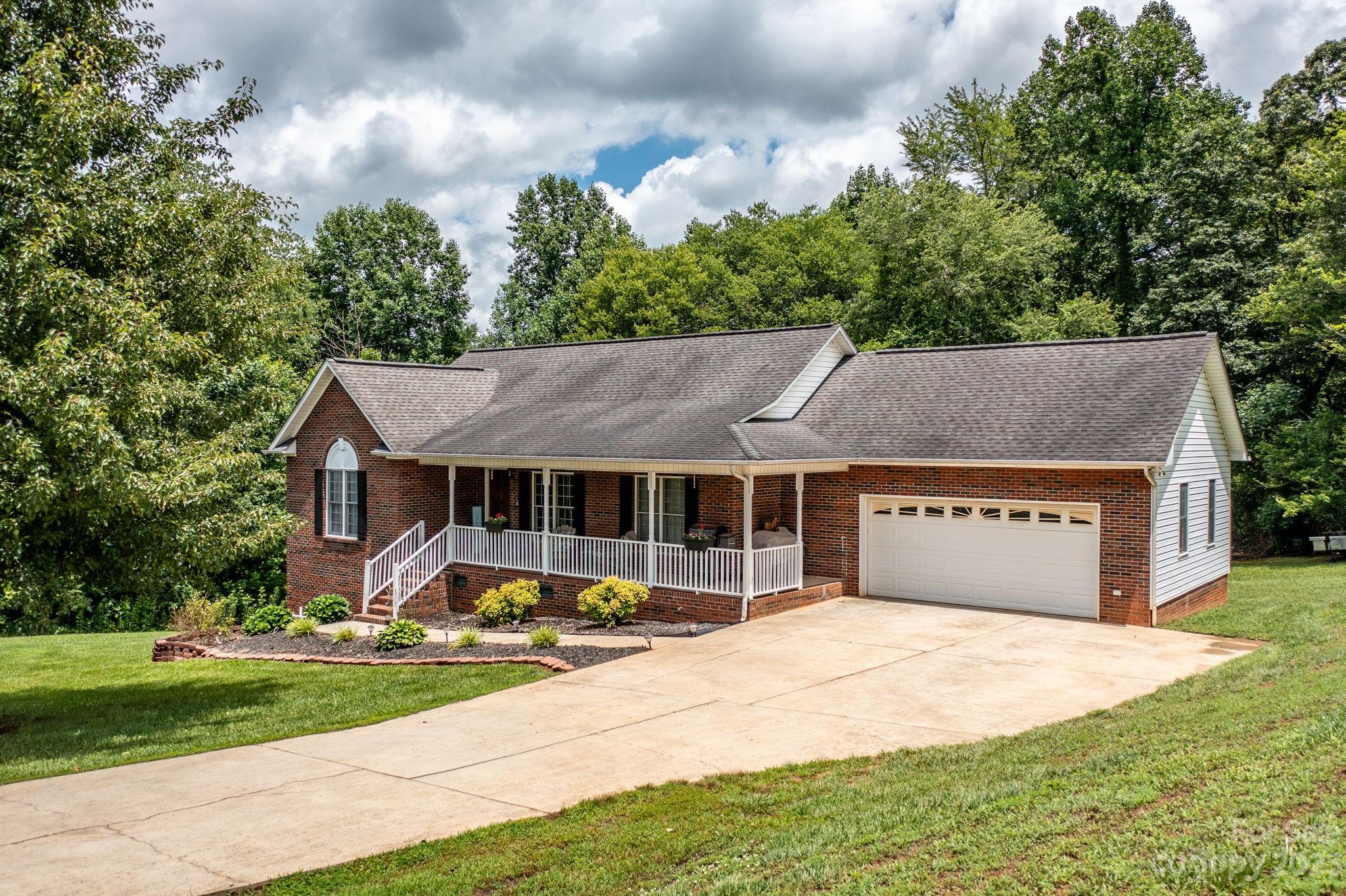 5560 Creek Point Drive Hickory NC 28601