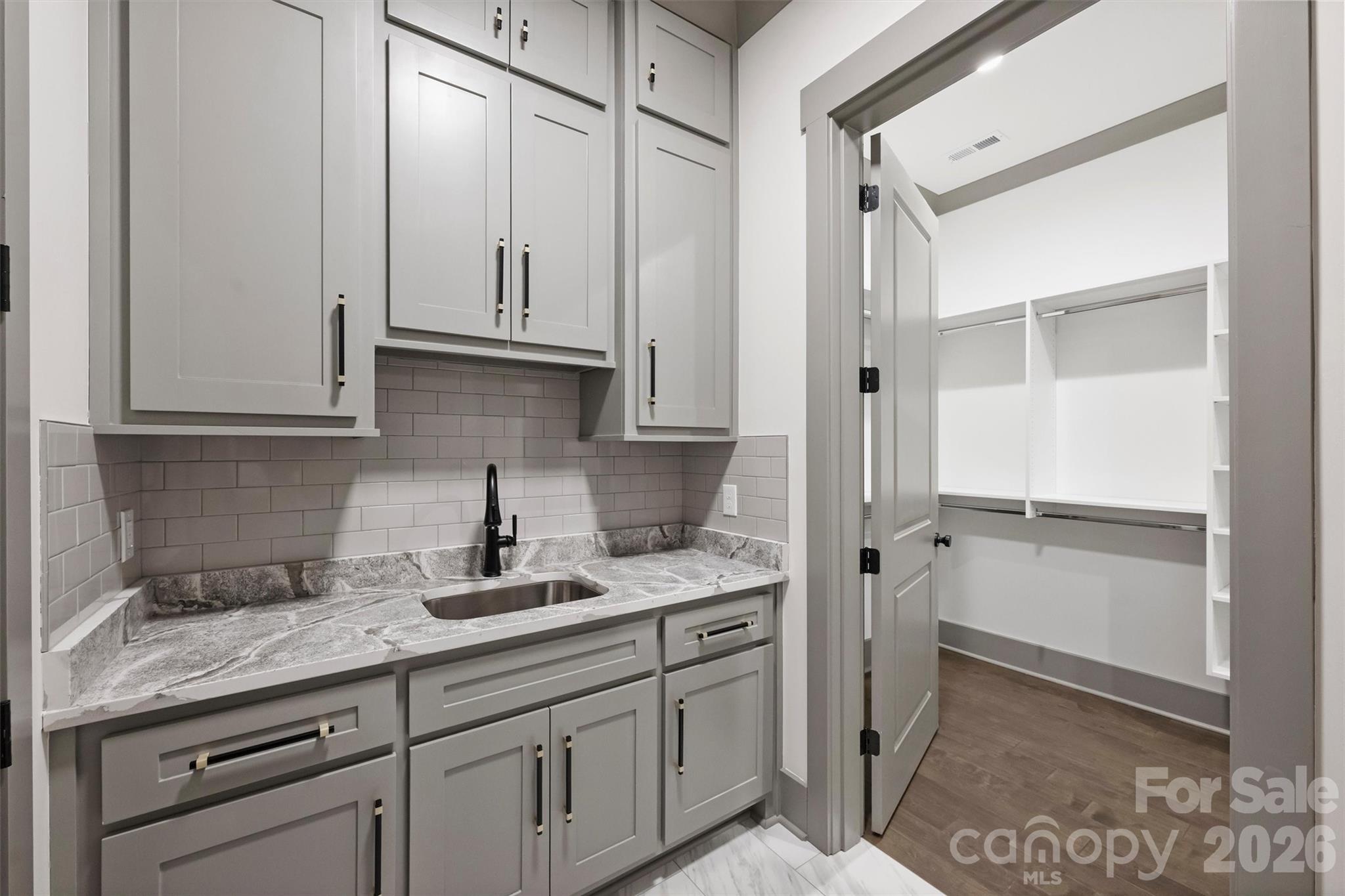 8159 Fairview Road Charlotte NC 28226