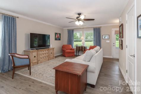 1123 Valley Street Statesville NC 28677