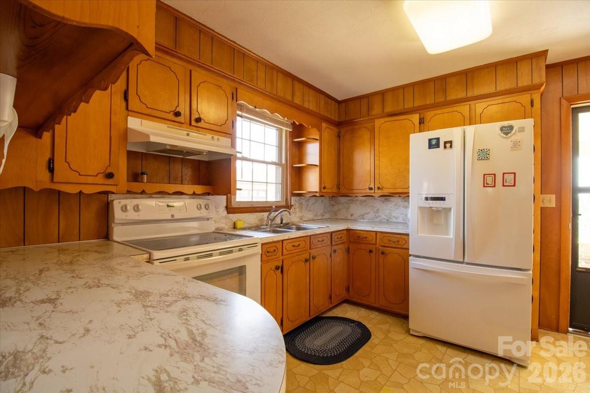 3556 White Plains Road Roaring River NC 28669