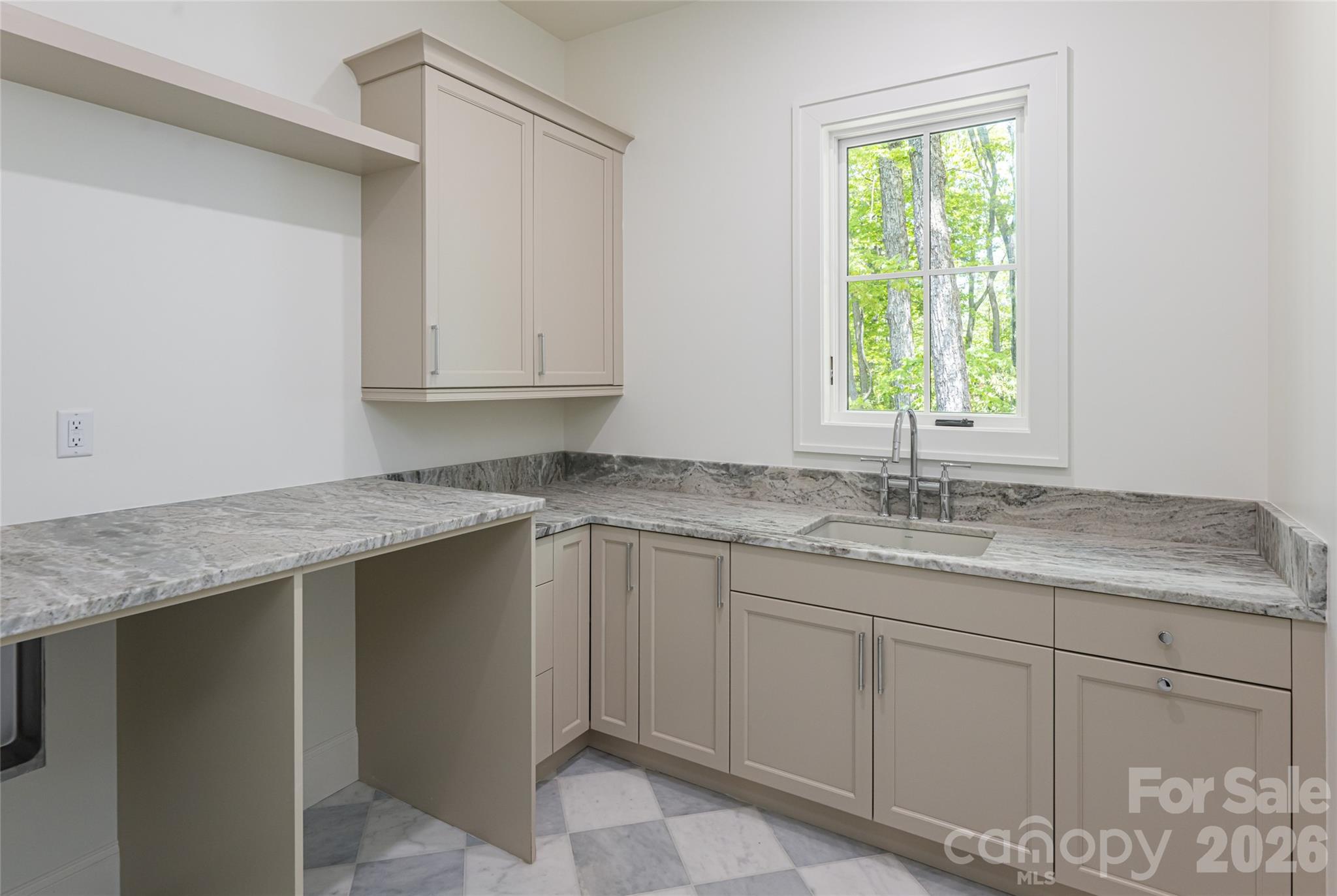 99 Little Cherokee Ridge Hendersonville NC 28739