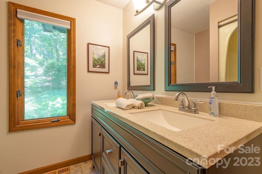 18 Brandywine Lane Asheville NC 28805