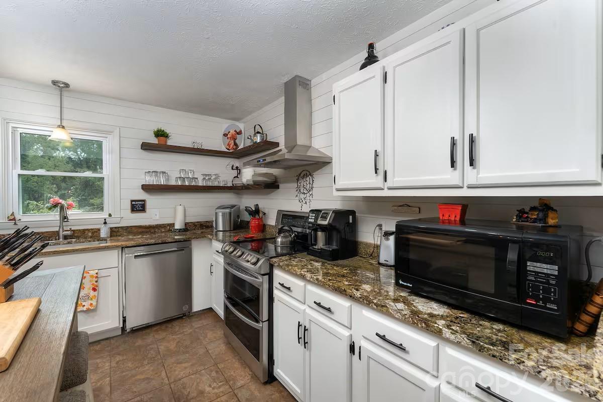 124 Oak Hill Road Candler NC 28715