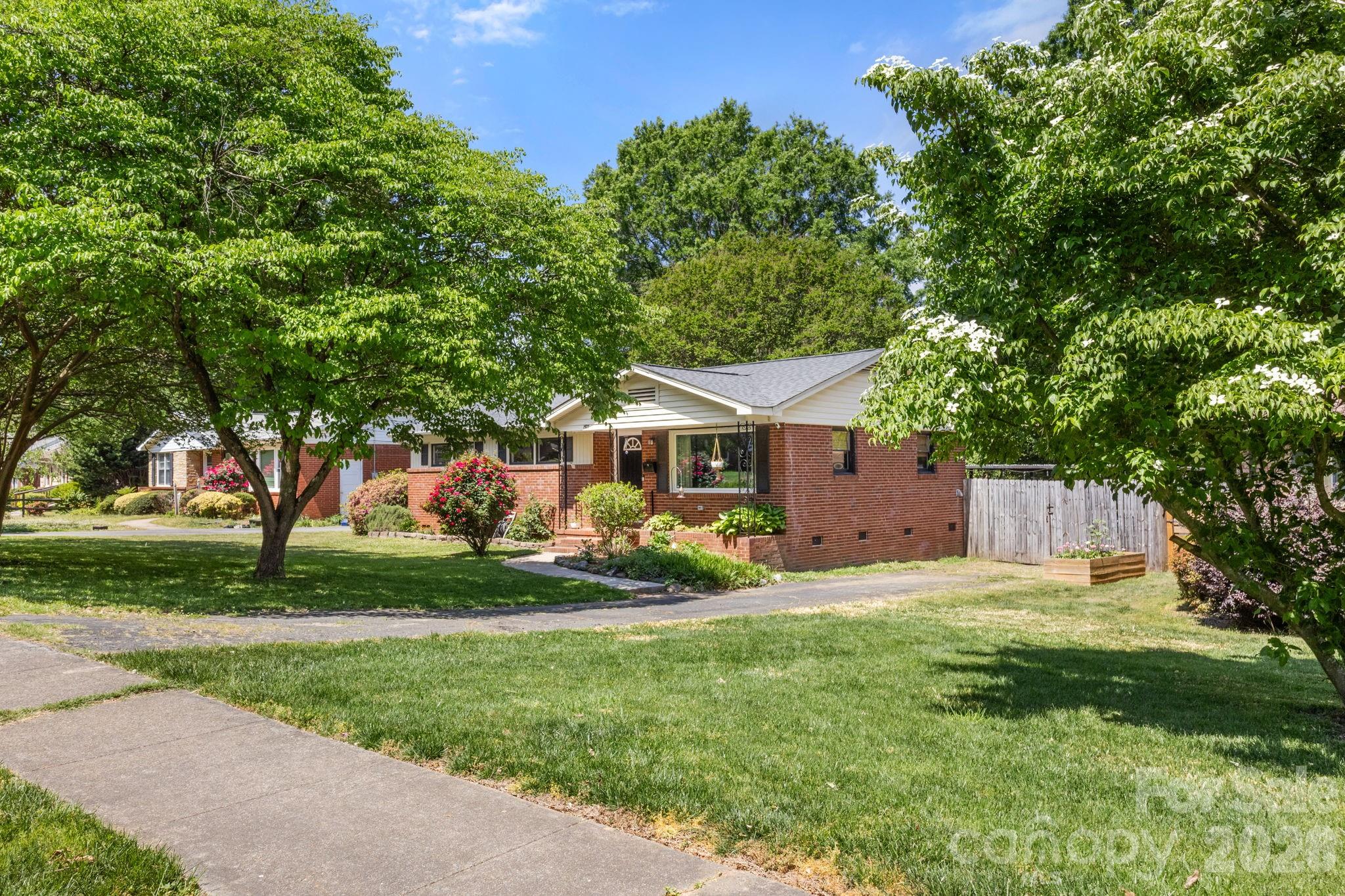 1527 Woodhill Lane Charlotte NC 28205