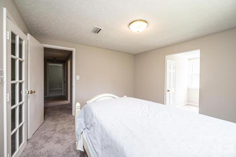 5595 Cloverfield Place Boomer NC 28606