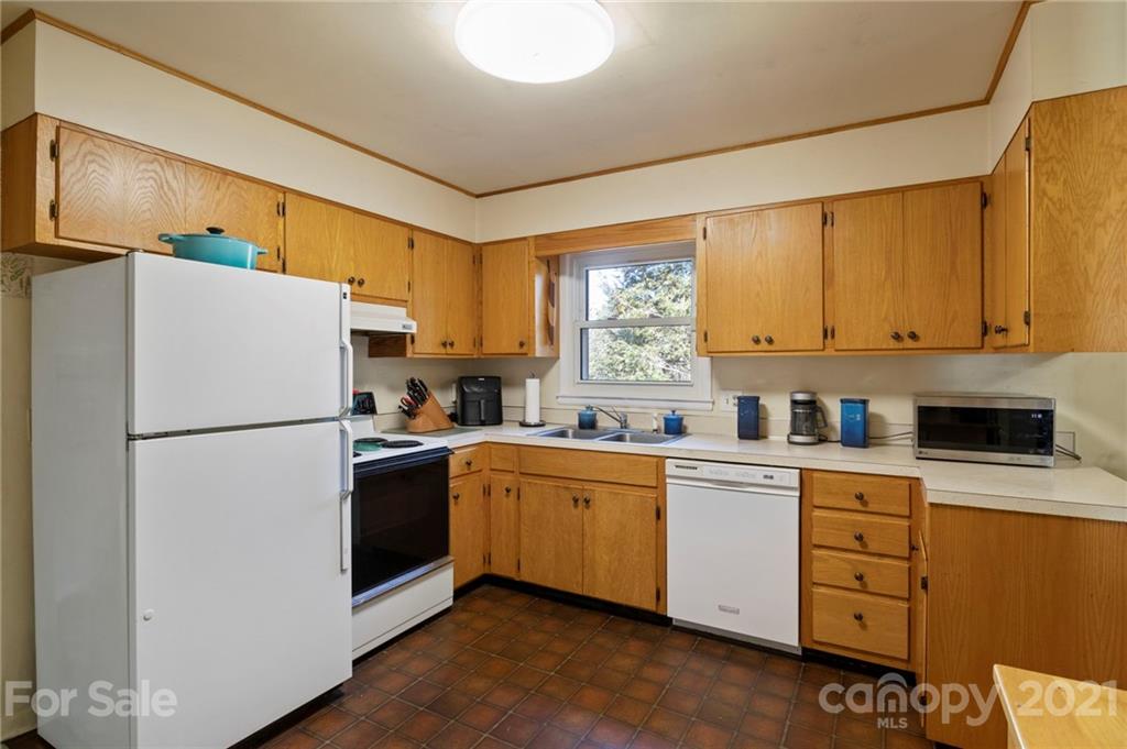 24 Deanwood Circle Asheville NC 28803