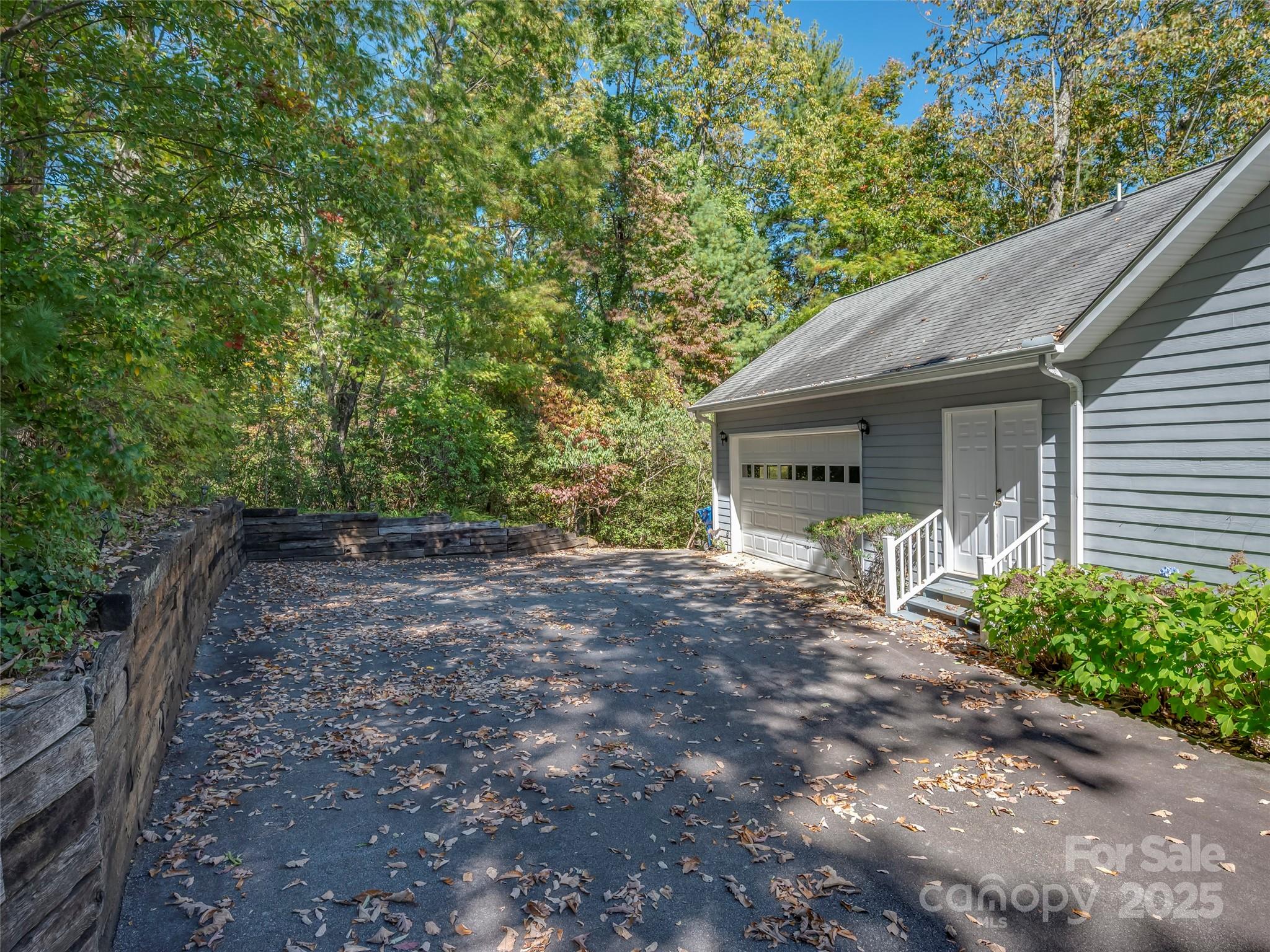 89 Memory Lane Saluda NC 28773