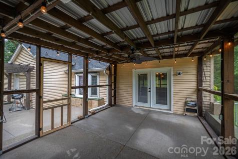2402 Elmwood Circle Dallas NC 28034