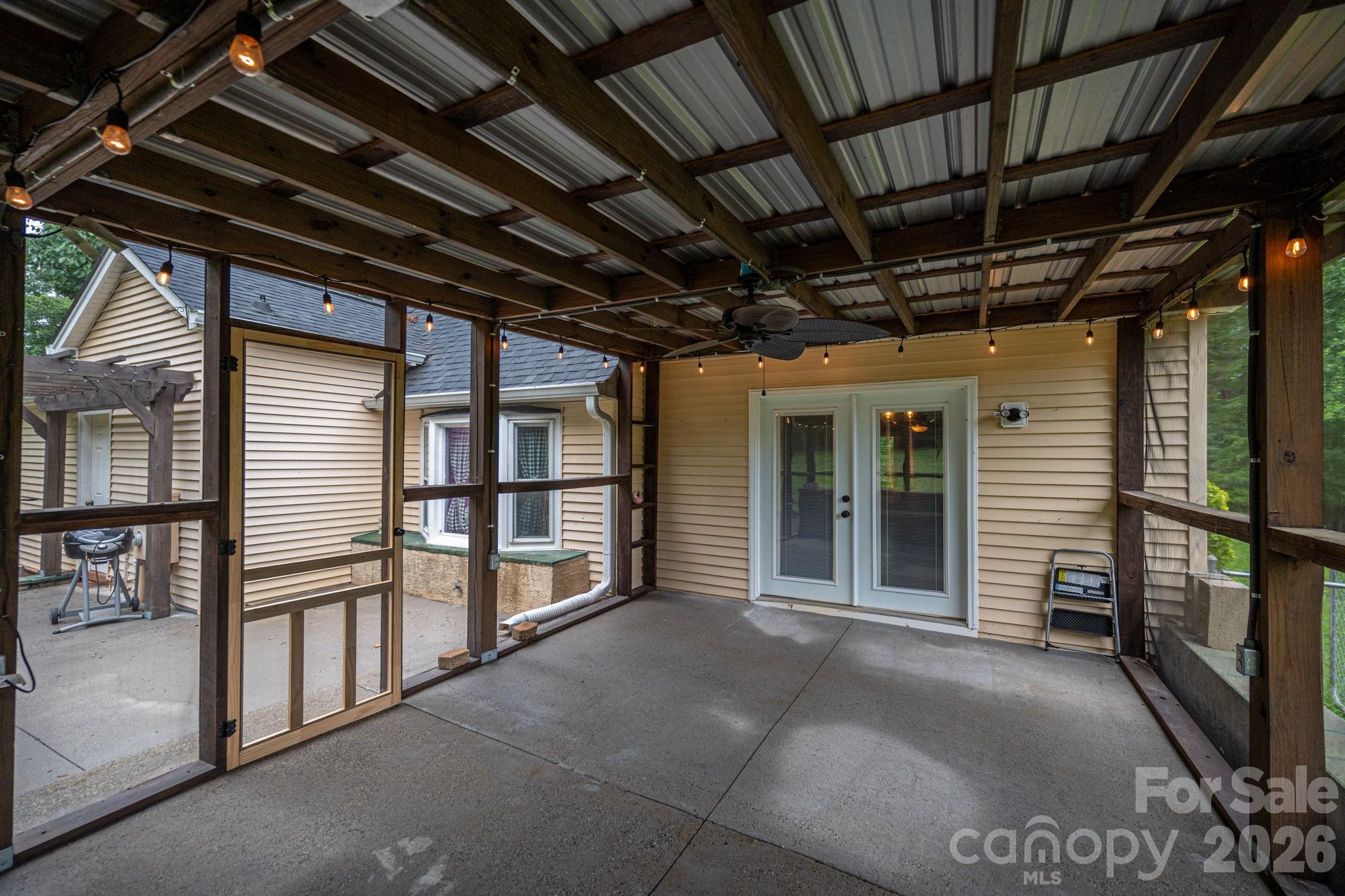 2402 Elmwood Circle Dallas NC 28034