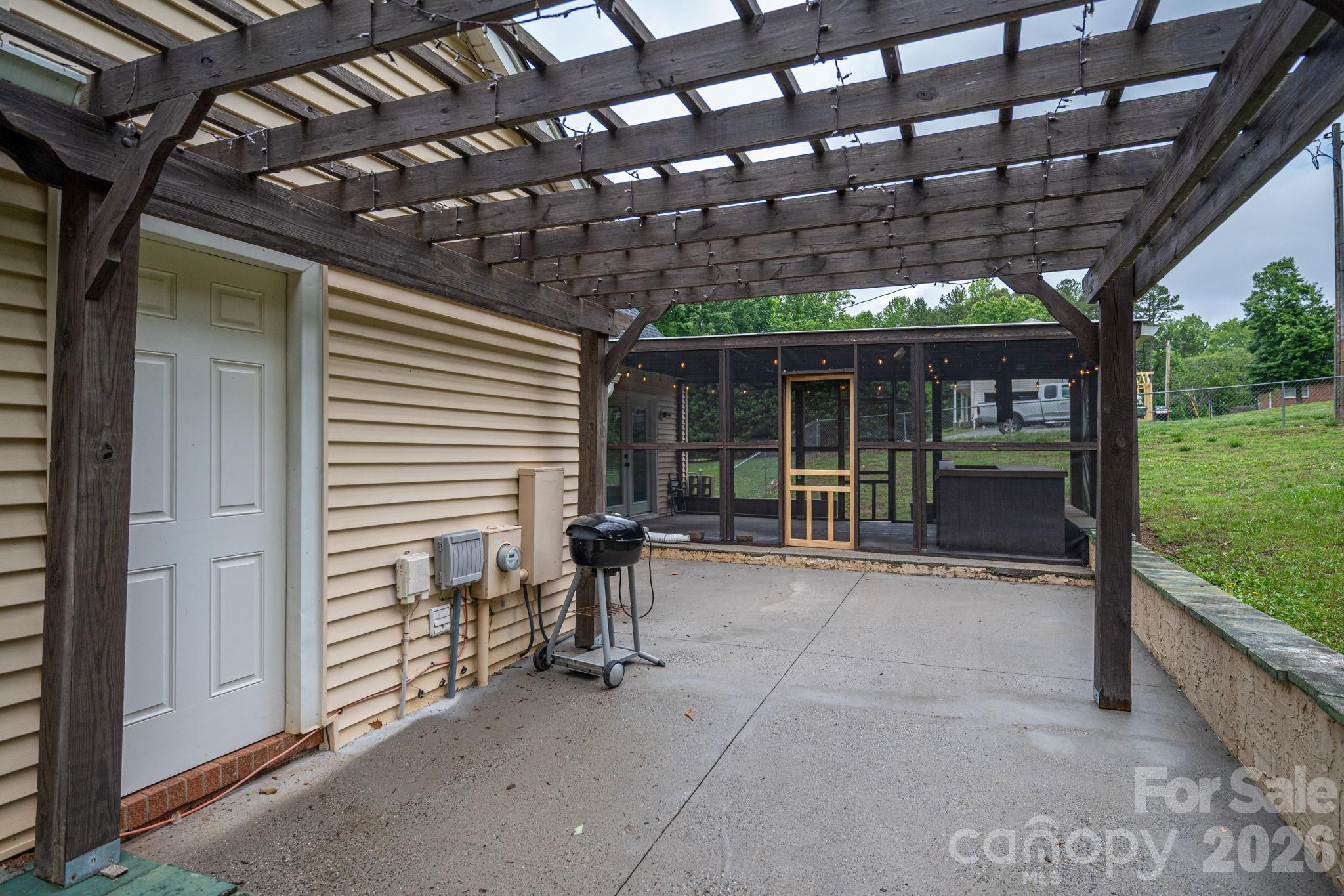 2402 Elmwood Circle Dallas NC 28034