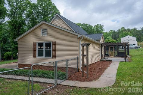 2402 Elmwood Circle Dallas NC 28034