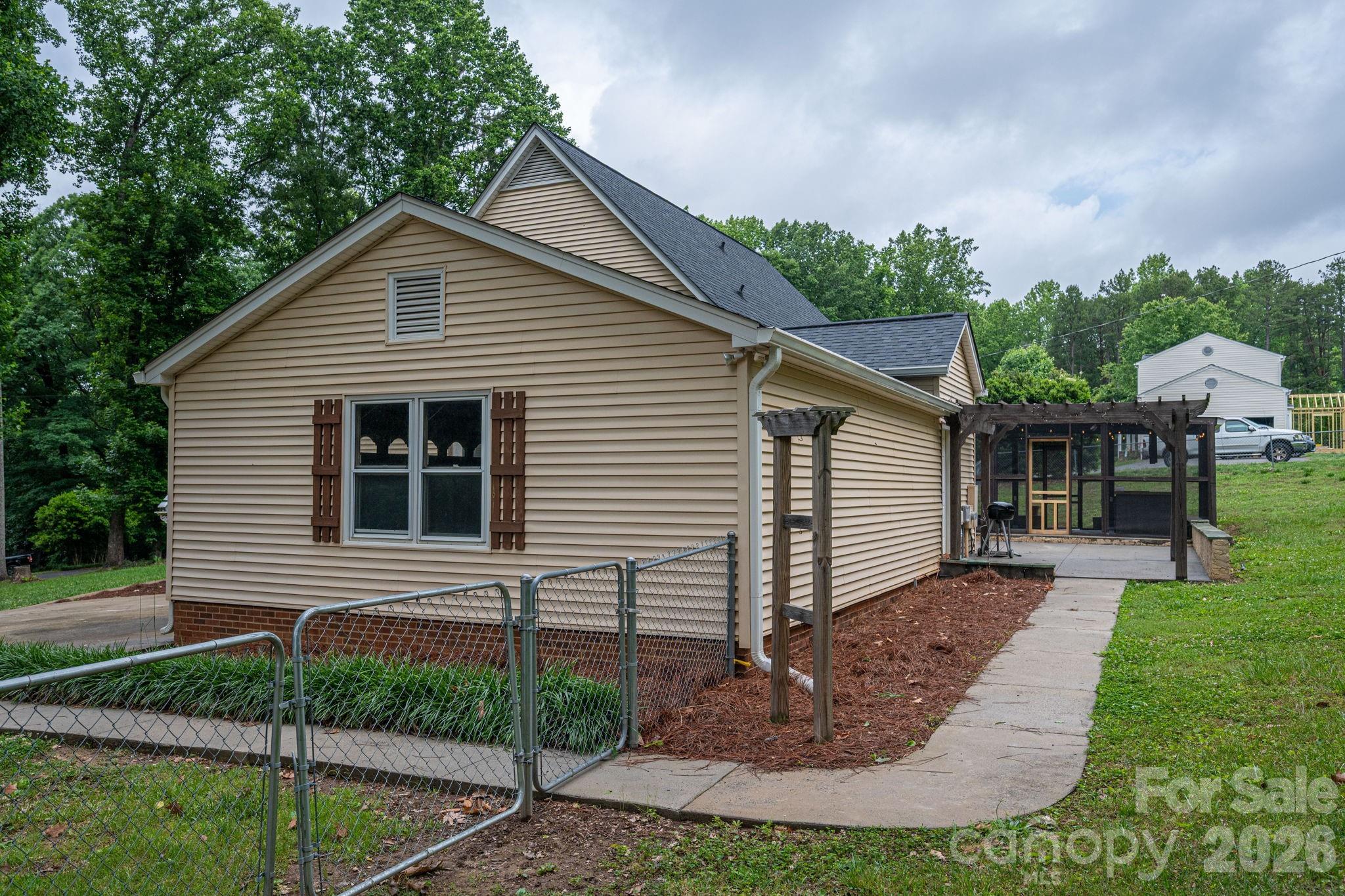 2402 Elmwood Circle Dallas NC 28034