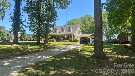 2402 Elmwood Circle Dallas NC 28034