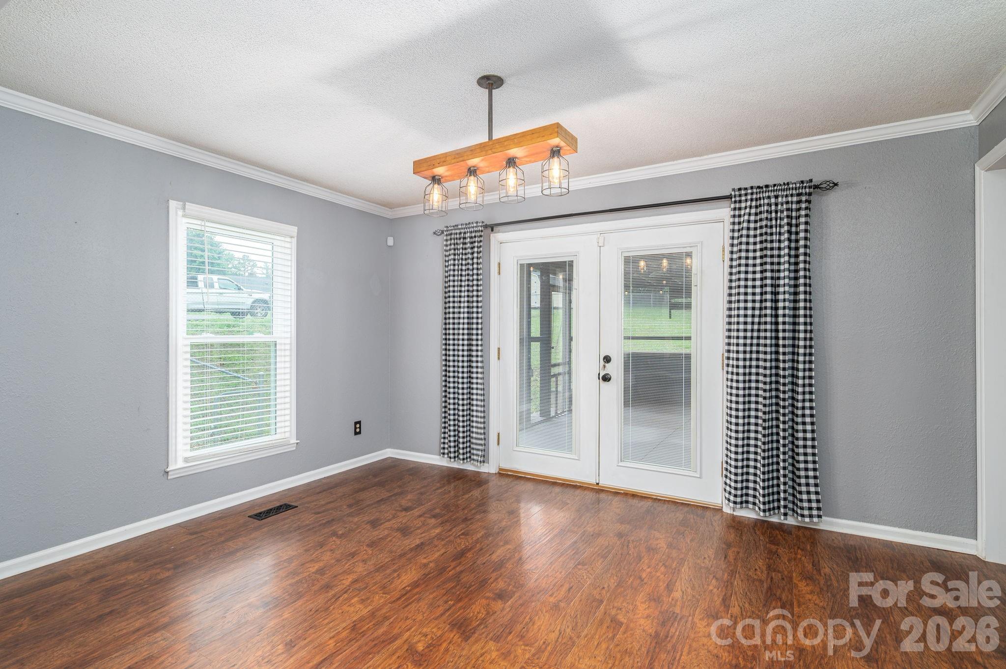 2402 Elmwood Circle Dallas NC 28034