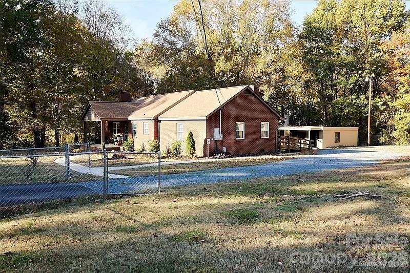 2524 Pickway Drive Charlotte NC 28269