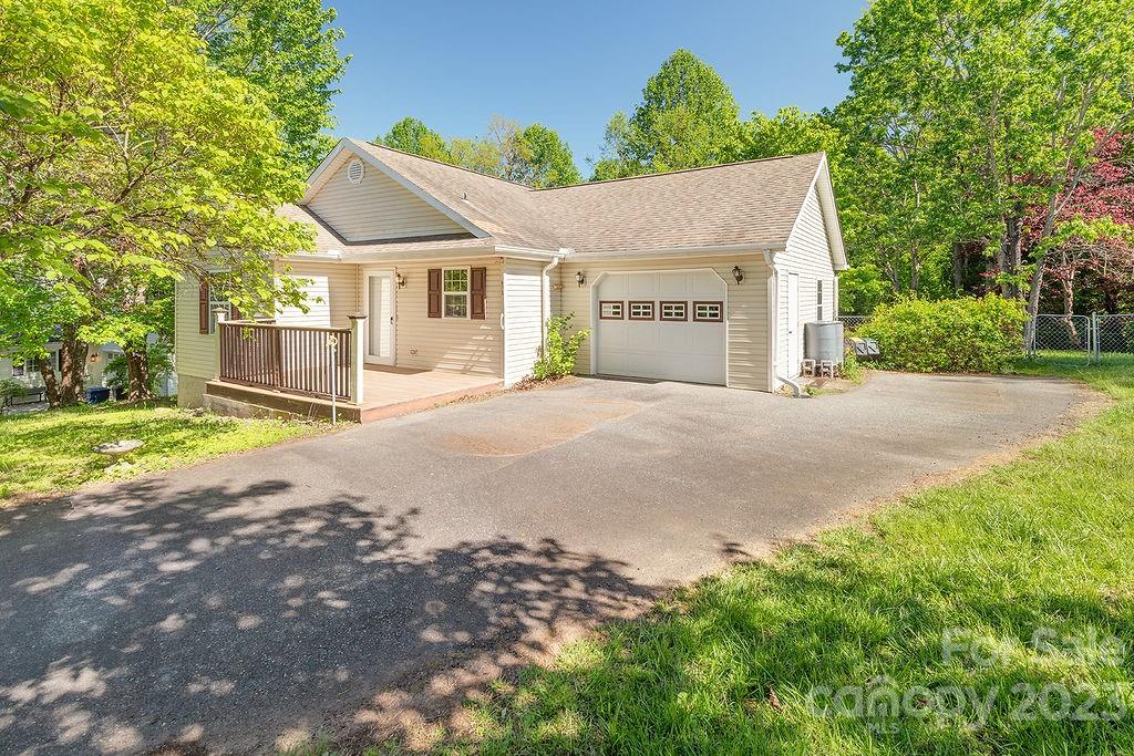 671 Crescent Drive Saluda NC 28773