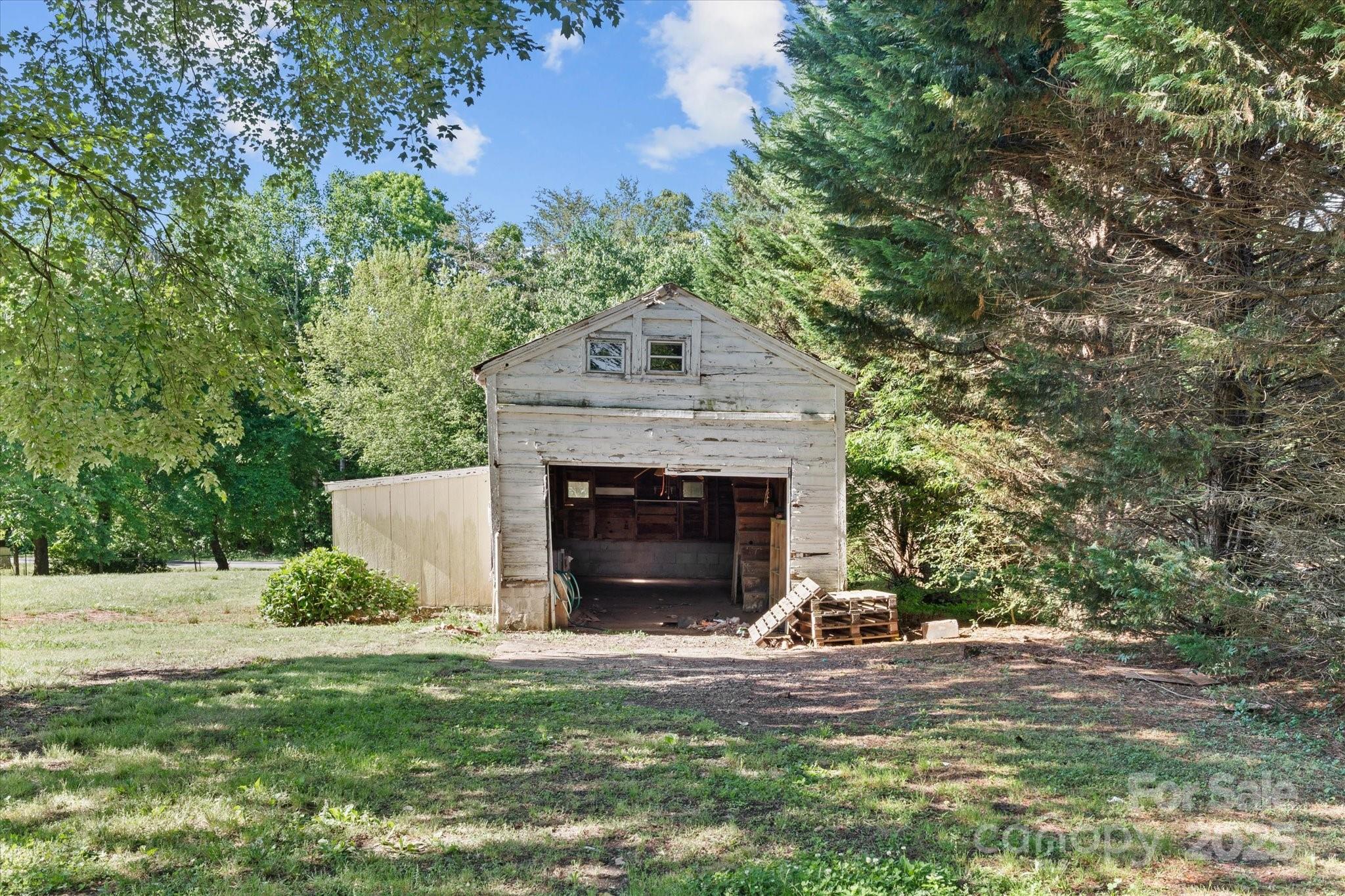 1516 Brock Road Yadkinville NC 27055