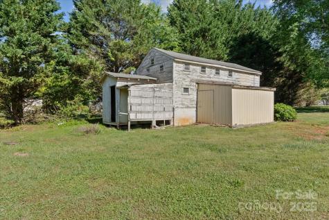 1516 Brock Road Yadkinville NC 27055