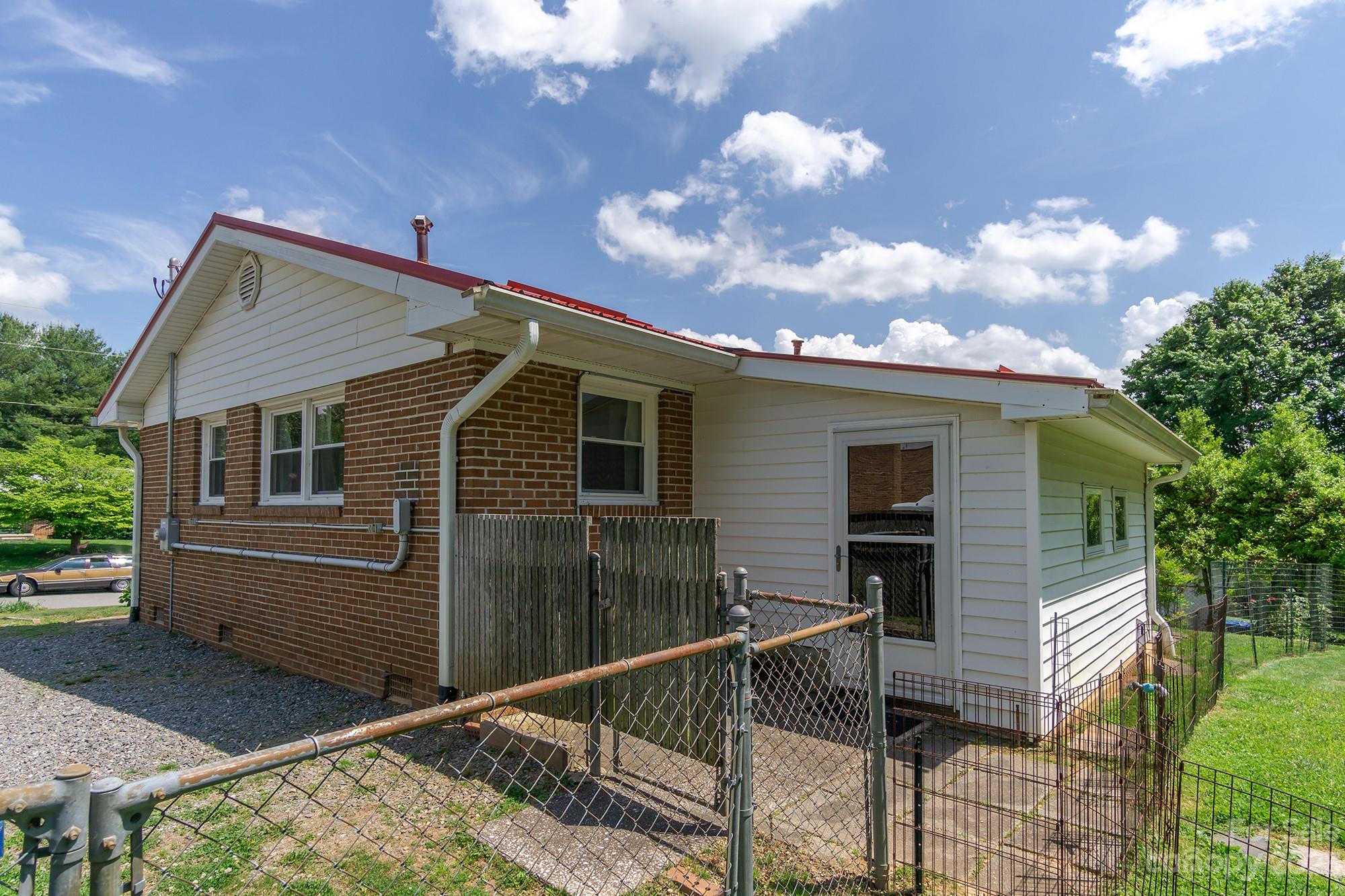 21 Wagon Road Asheville NC 28805