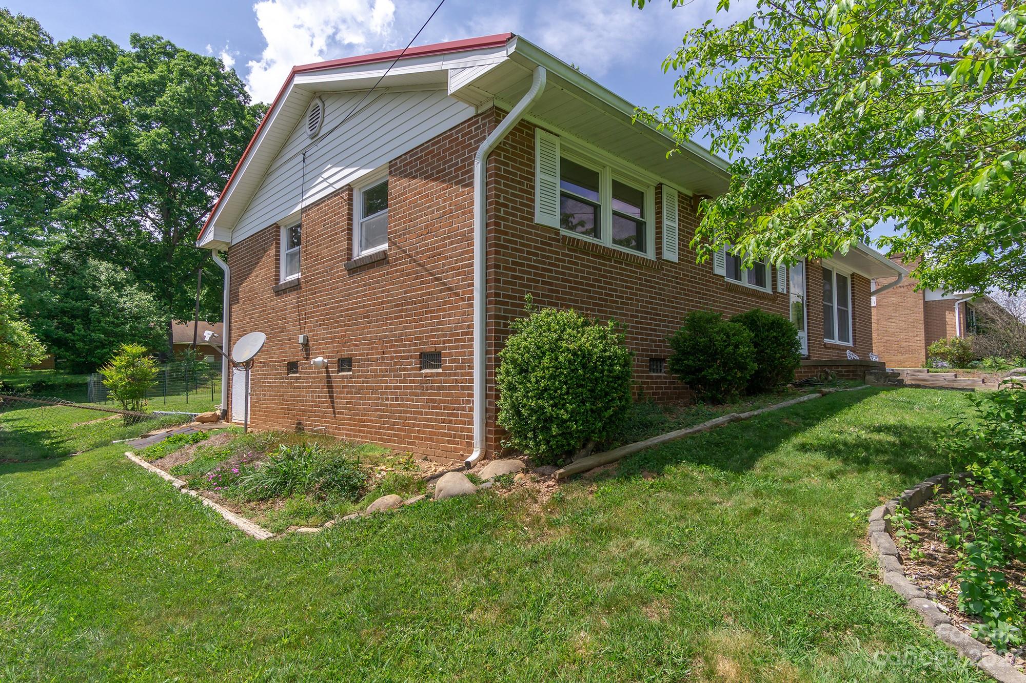 21 Wagon Road Asheville NC 28805
