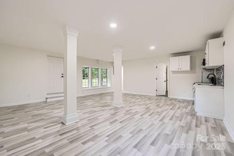 1224 E Woodlawn Road Charlotte NC 28209