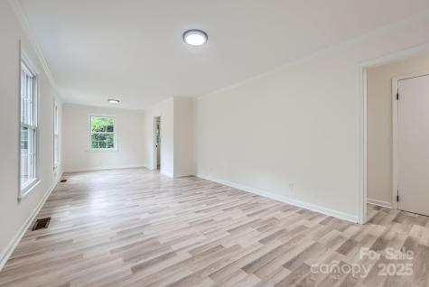 1224 E Woodlawn Road Charlotte NC 28209