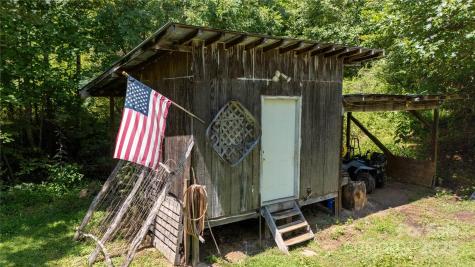 614 Upper Doe Bag Road Green Mountain NC 28740